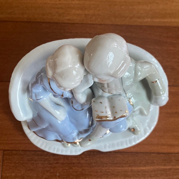 Vintage Colonial Porcelain 80’s Blue & White Couple Figurine Sitting on Sofa - Picture 9 of 15